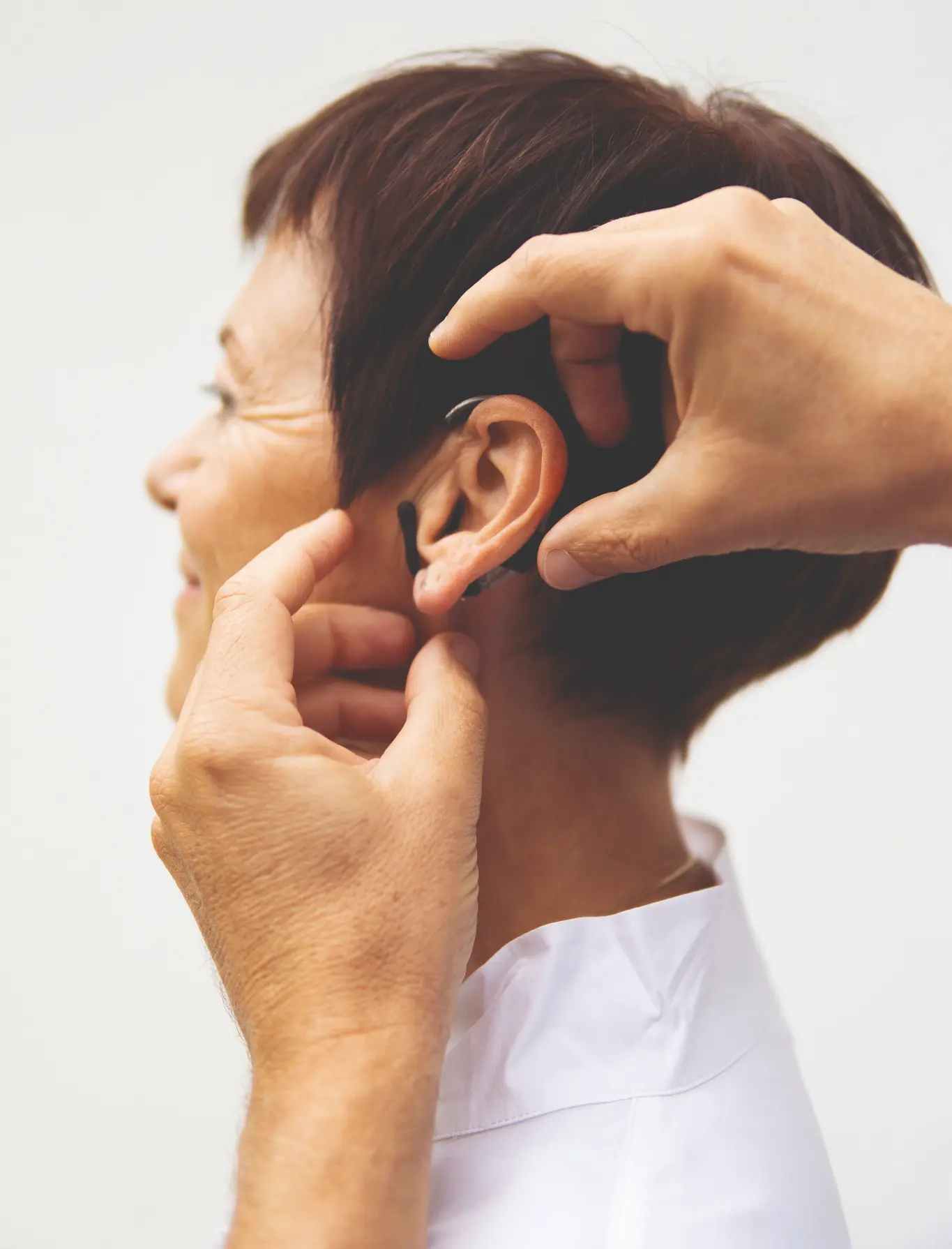 Frau werden ForgTin Ohrbügel angelegt