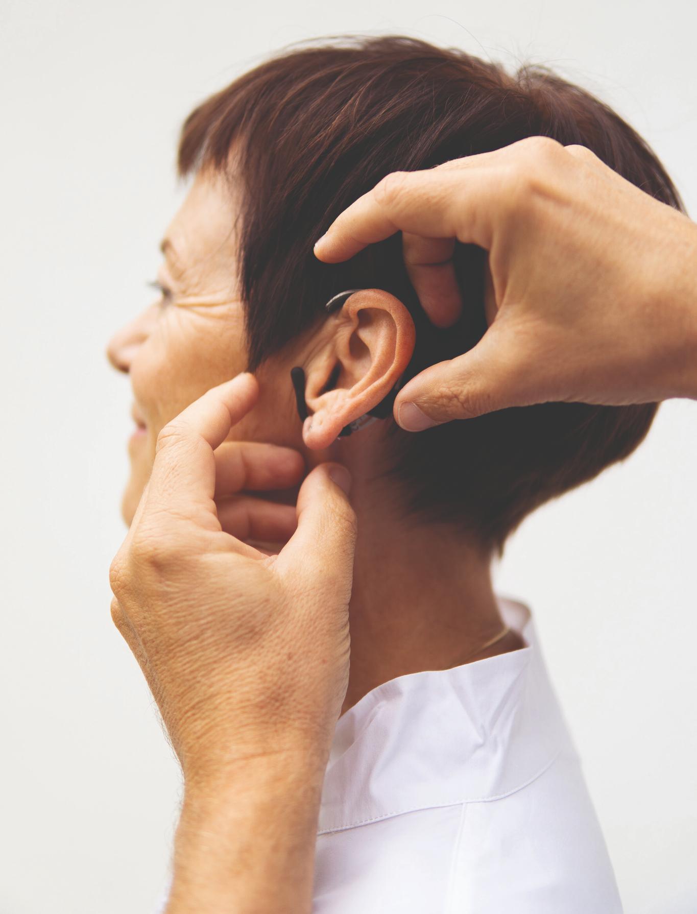 Frau wird ForgTin Ohrbügel angelegt