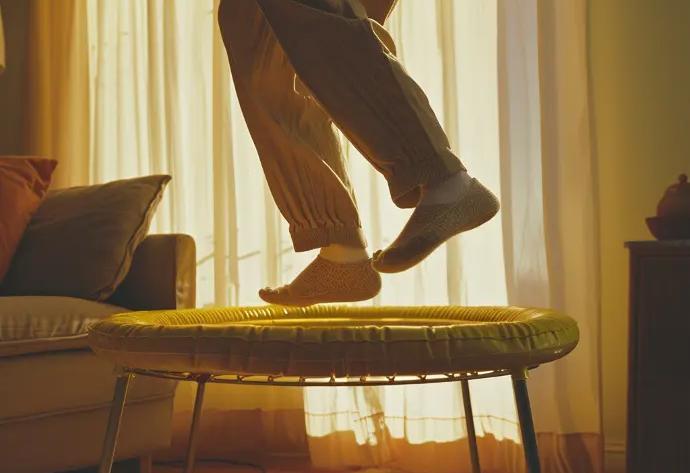 person auf mini trampolin