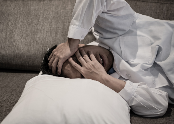 Tinnitus kann ein Brummen sein